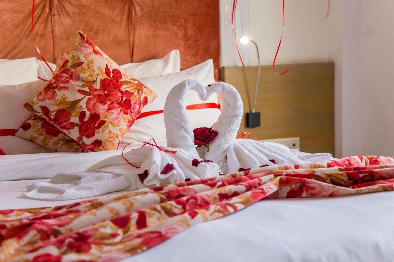 Mandarin Palace Hotel & Spa Tangier Exterior photo A bed with a heart-shaped towel